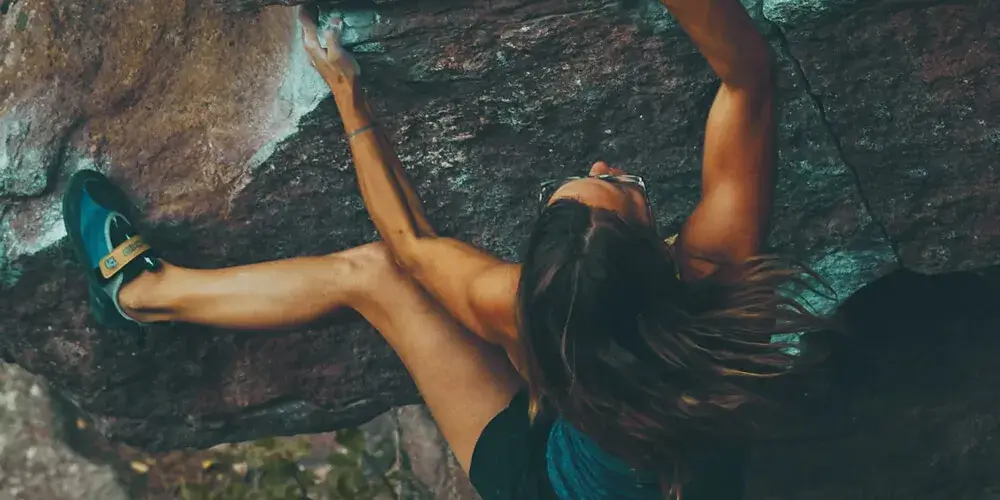 Frau kletternd